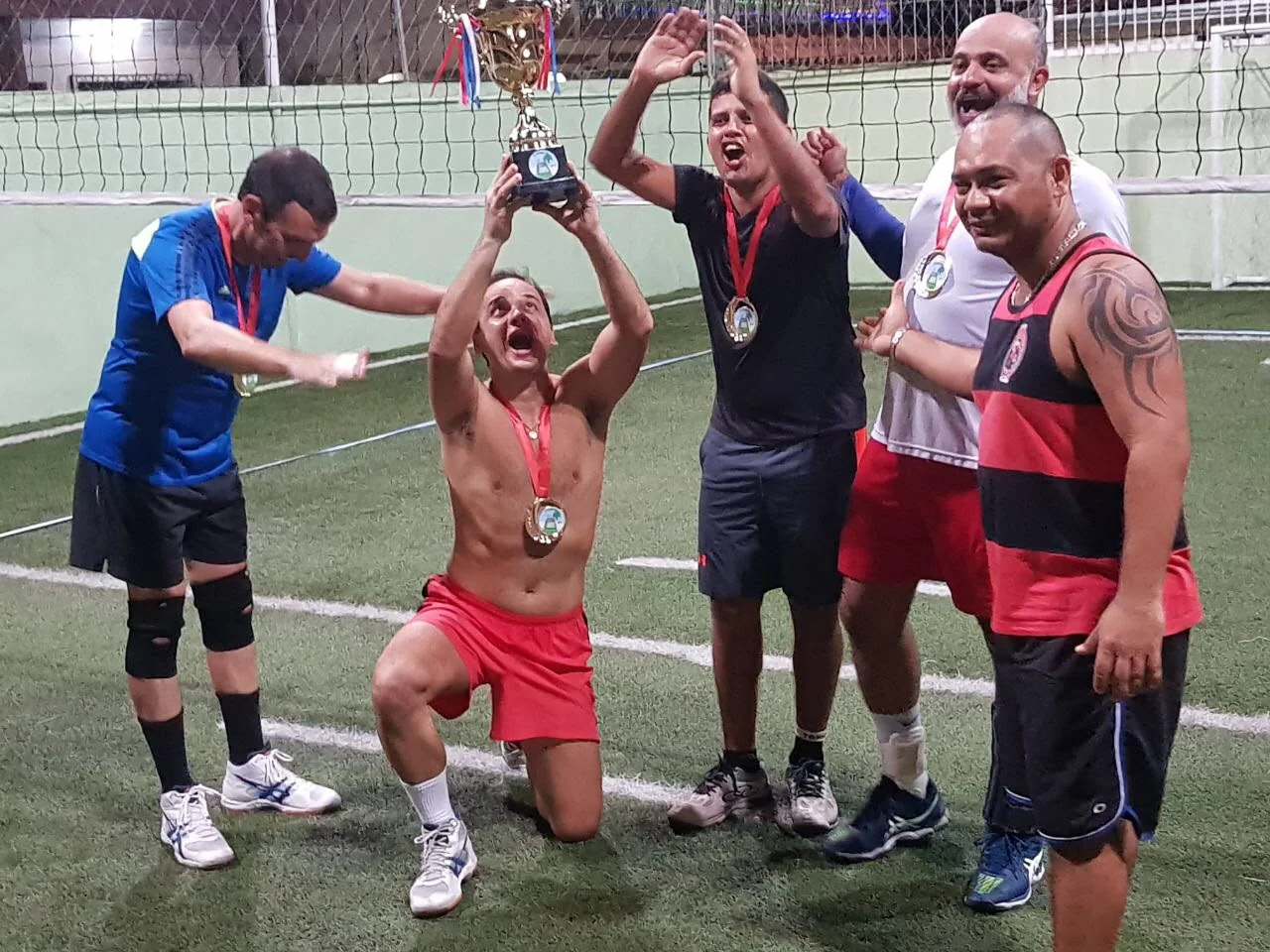 Atletas celebrando um troféu