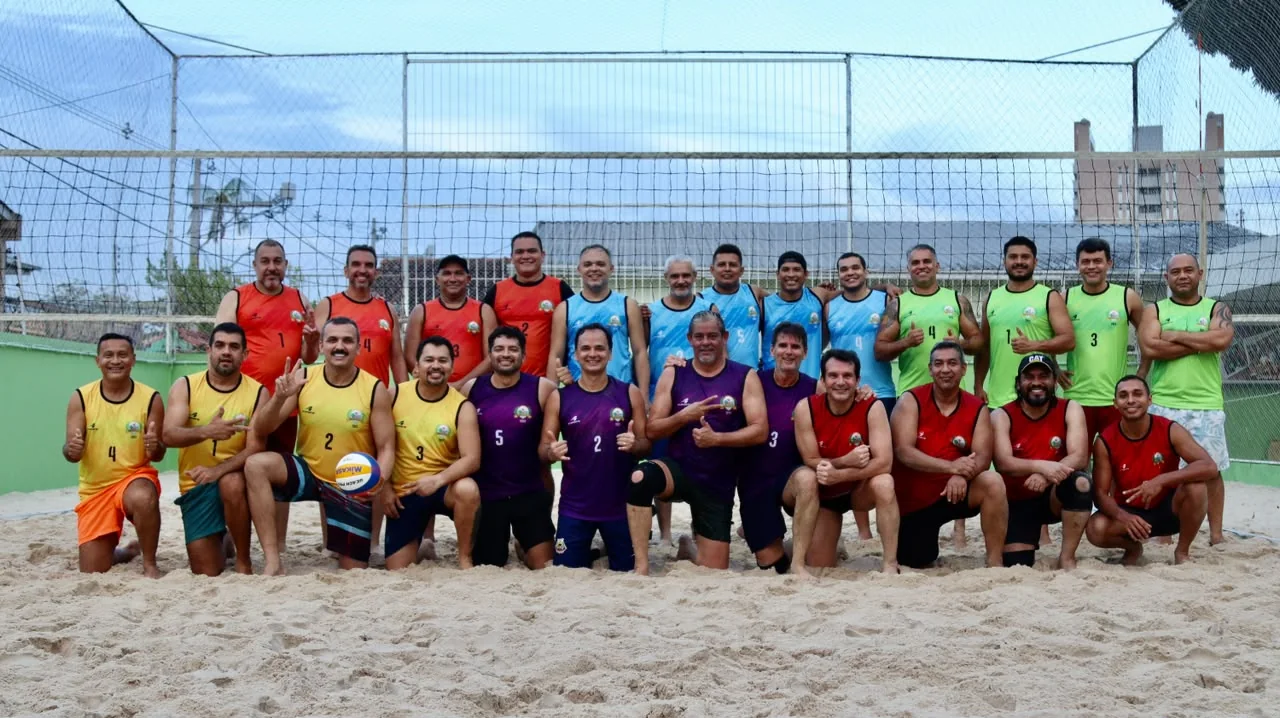 Amigos reunidos na quadra de areia do Recanto da Vovó Lili