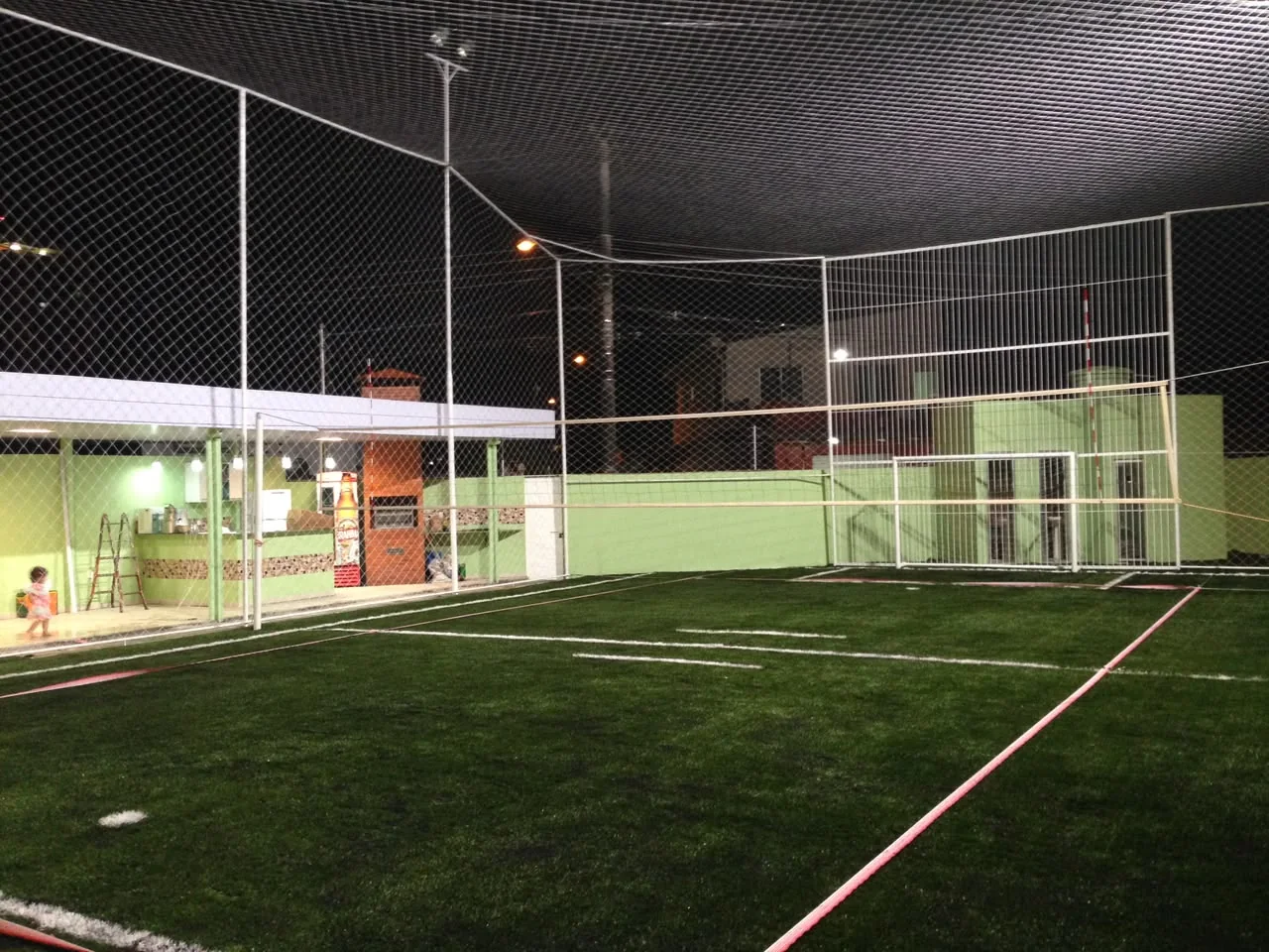 Primeira fase da quadra com grama sintética