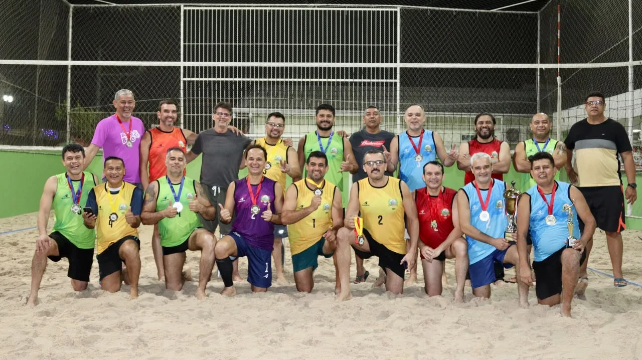 Grupo de amigos na quadra de areia