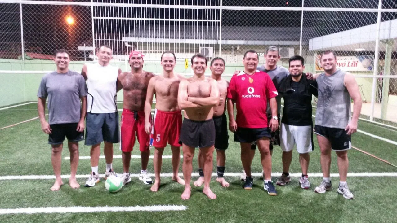 Grupo reunido na antiga quadra de grama sintética